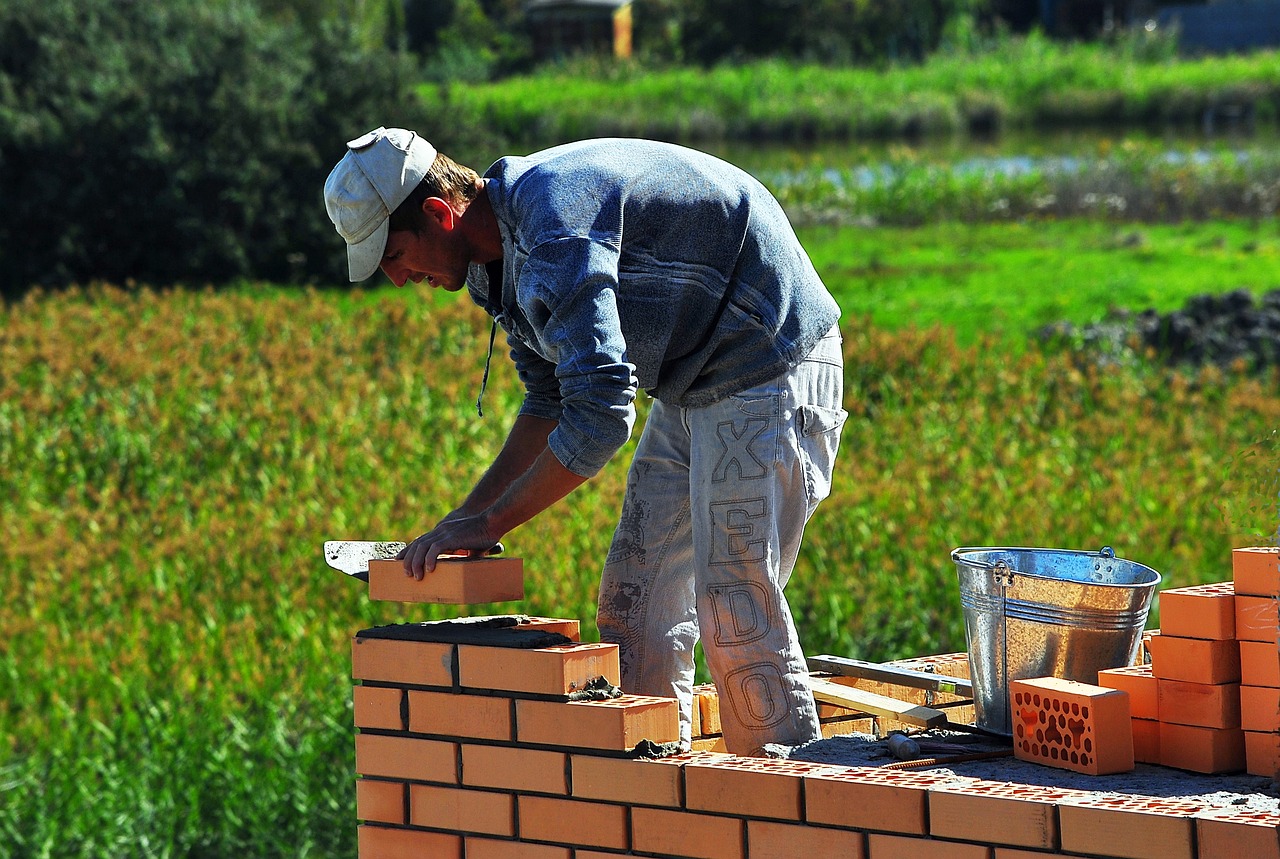 A contratação de um pedreiro como Microempreendedor Individual (MEI) tem se mostrado uma opção cada vez mais atrativa para muitos brasileiros que necessitam de serviços de construção e reforma.