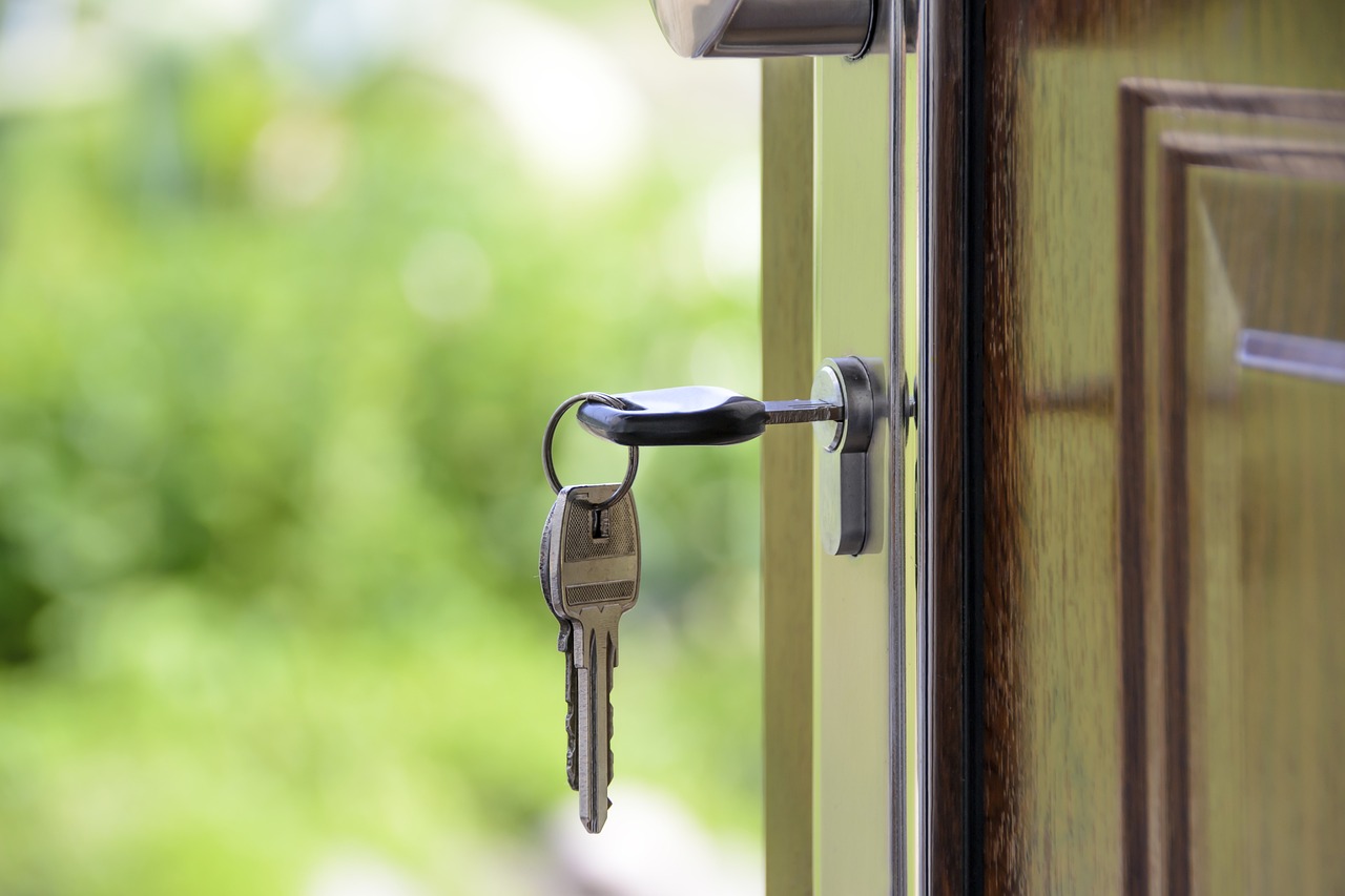 A venda de um imóvel locado pode gerar dúvidas quanto à permanência do inquilino. Vamos entender os direitos e deveres envolvidos nessa situação. Se o Proprietário Vender o Imóvel, o Inquilino é Obrigado a Sair?