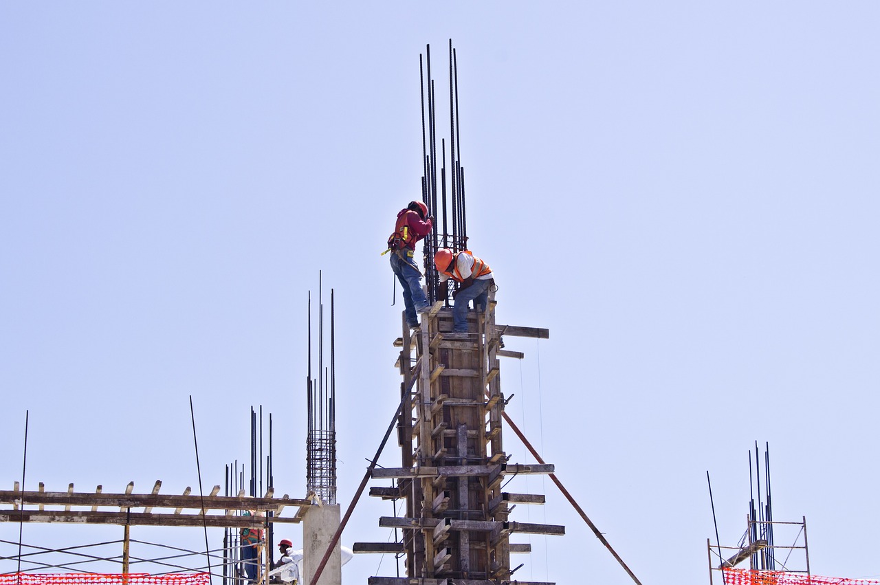 O custo médio por metro quadrado (m²) de construção de uma casa pode variar de acordo com a região e o tipo de projeto. Para referência, consideremos os seguintes valores: